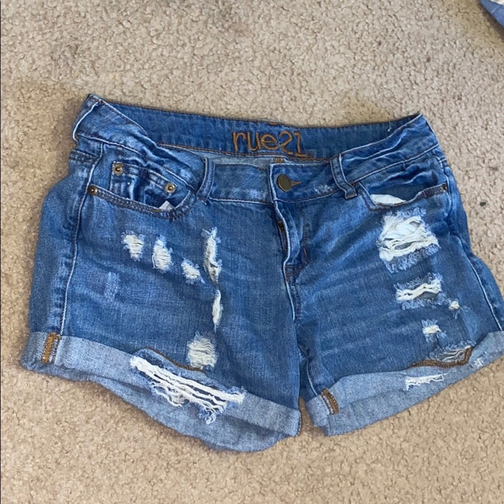 Low waisted, boyfriend shorts.